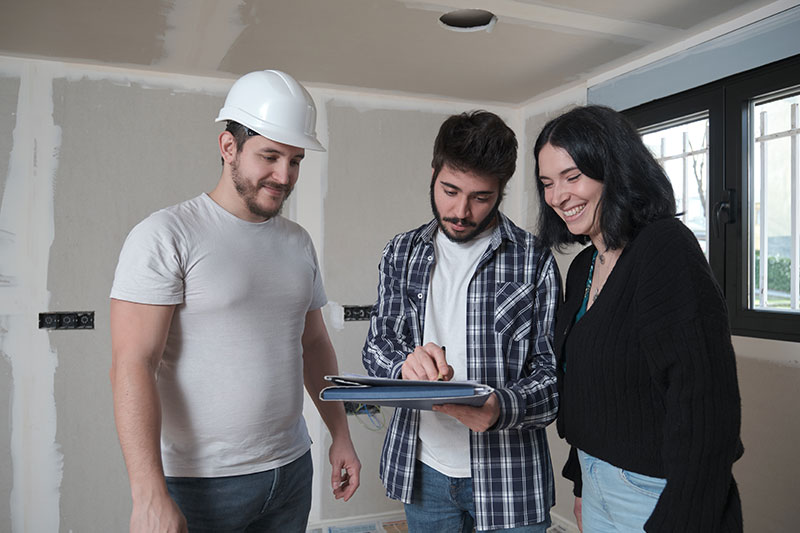 Makler-Immobilienmakler-Frankfurt-Bornheim-Haus-verkaufen Haus verkaufen in Bornheim – Eigentümer besprechen mit einem Fachmann Renovierungsmaßnahmen zur optimalen Vorbereitung des Immobilienverkaufs.